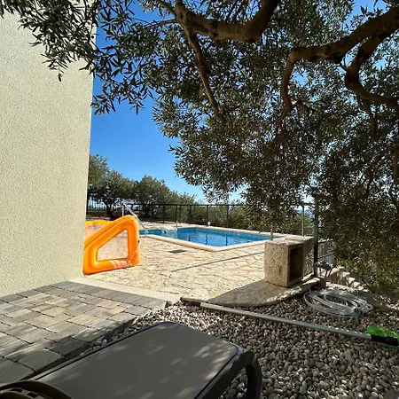 Semesterbostad Quiet Area - Private Pool - Sport - Starlink - Bbq *